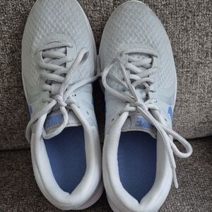 Womens NIKE REVOLUTION 4